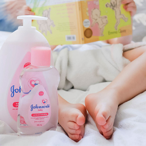 johnsons baby skincare, baby oil, massage baby care, skincare baby dry sensitive skin, nourishing 