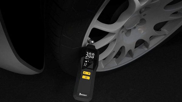 Programmable Tyre Gauge with Built-in Flash Light and Backlight LCD Screen, Ranges from 5-99 PSI with Accuracy to /- 1% (12294), Black - Image 2